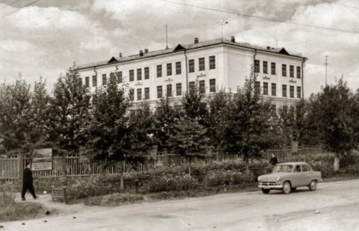 Школа №4 перекресток К-Маркса и Ленина