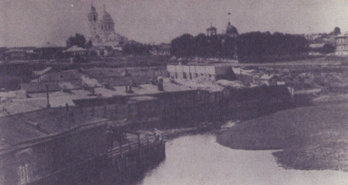 Верхняя Салда конца XIX века. Видны храм Иоанна Богослова и заводская контора