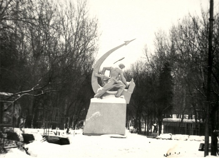 Памятник в парке имени Гагарина