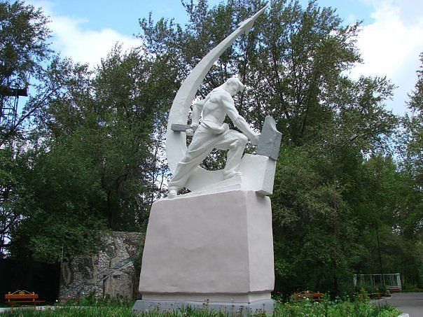В-Салда. Парк Гагарина. Памятник Труду.